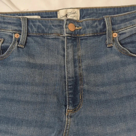 Universal Thread High-Rise Slim Straight Jeans, Color Light Blue Size 16/33S - Picture 3 of 13